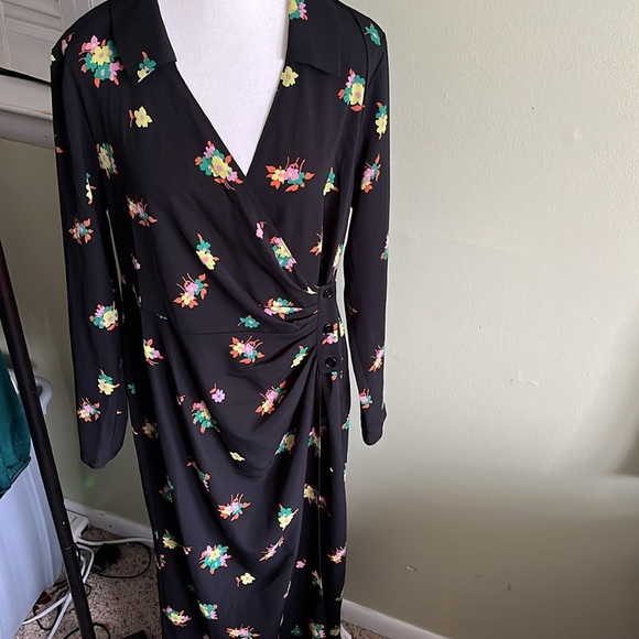 ASOS DESIGN ruched front button up wrap shirt midi dress in black floral print - Picture 6 of 16